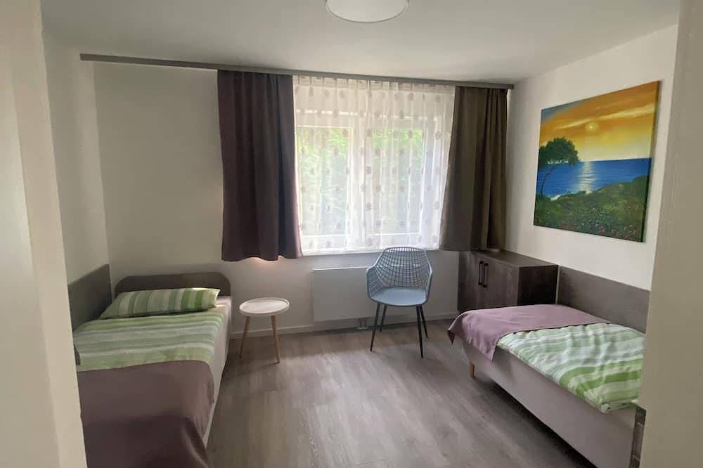 Charmantes Ferienhaus am Stadtrand von Berlin mit Garten & Stellplatz in Berlin Wartenberg, Berlin