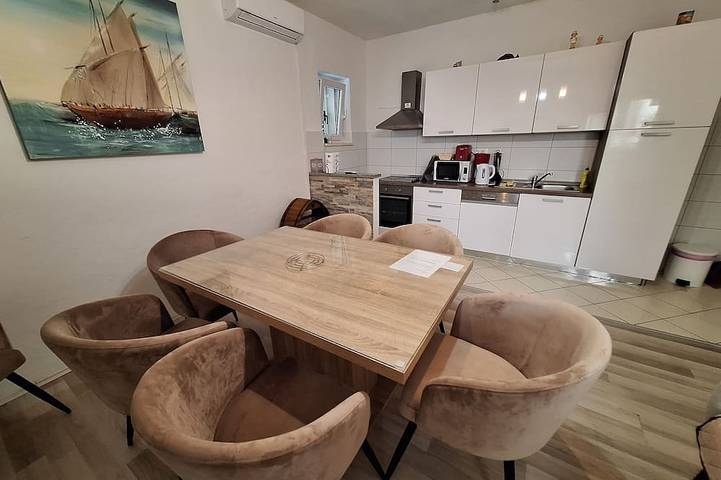 Appartement entier, Appartement avec jacuzzi extérieur, proche de la vieille ville in Trogir, Split-Dalmatie