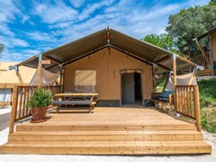 Camping le Pont de Mazerat - Tente en toile et en bois 4 personnes - New 2023 Lodge Safari : une tente esprit glamping avec sanitaire et grande terrasse in Tamniès, Périgord Noir