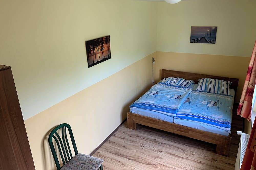 Holiday house, Baltic Sea, max. 9 person, 130m², trampoline, fishing motor boat, kiting, boat in Neuendorf (Bei Saal), Saal