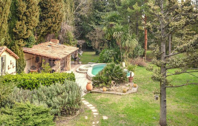Maison de vacances pour 5 personnes, avec Terrasse ainsi que Jardin et Piscine à Entraigues-sur-la-Sorgue