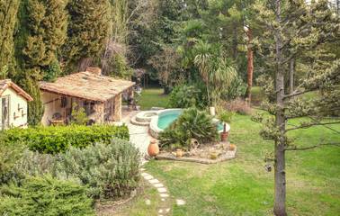 Gîte pour 7 personnes, avec jardin ainsi que terrasse et piscine, animaux acceptés à Entraigues-sur-la-Sorgue