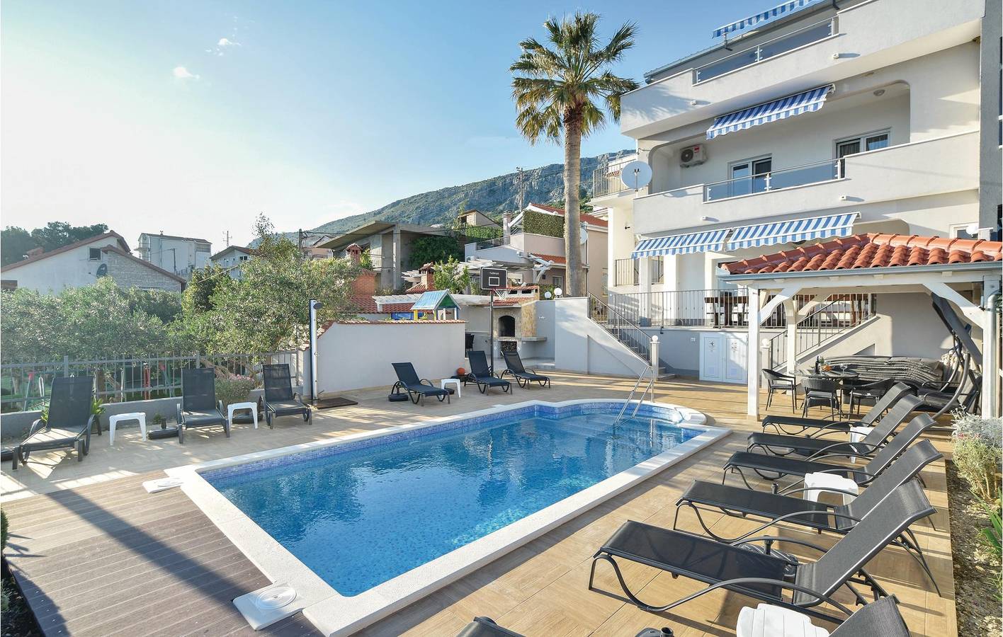 Reizende 2-Zimmer-Wohnung mit Pool und Terrasse, 1 km vom Strand entfernt in Jesenice, Split-Dalmatien