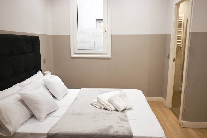 Apartamento entero, M Amplia vivienda de tres dormitorios en L in Centro (Madrid), Madrid