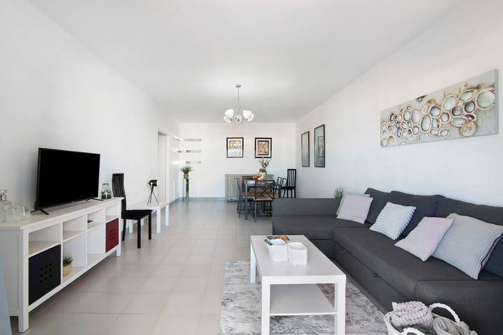 Apartamento inteiro, Apartamento 'Summer Place' com Varanda, Wi-Fi e Ar Condicionado in Praia da Rocha, Portimão