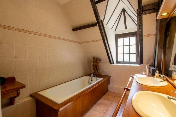 Location de vacances pour 2 personnes, avec Terrasse et Jardin ainsi que Piscine et Vue à Saint-Amand-de-Vergt