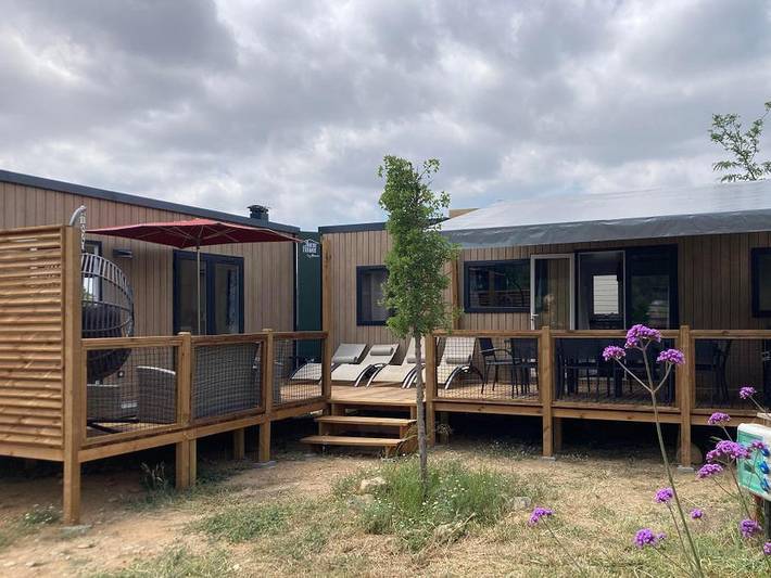 Flower Camping de l'Olivigne - Mobilheim 10 personen - Mobilheim Tribu Premium 5 Schlafzimmer + Terrasse 44m² + Tv + Lv + Klimaanlage + Plancha + 2 Bäder 10 Pers. in Bize-Minervois, Mittelmeerküste (Frankreich)