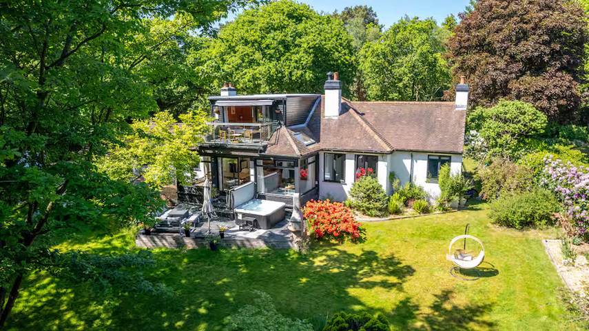 Glamping for 14 people, with garden in Staffordshire