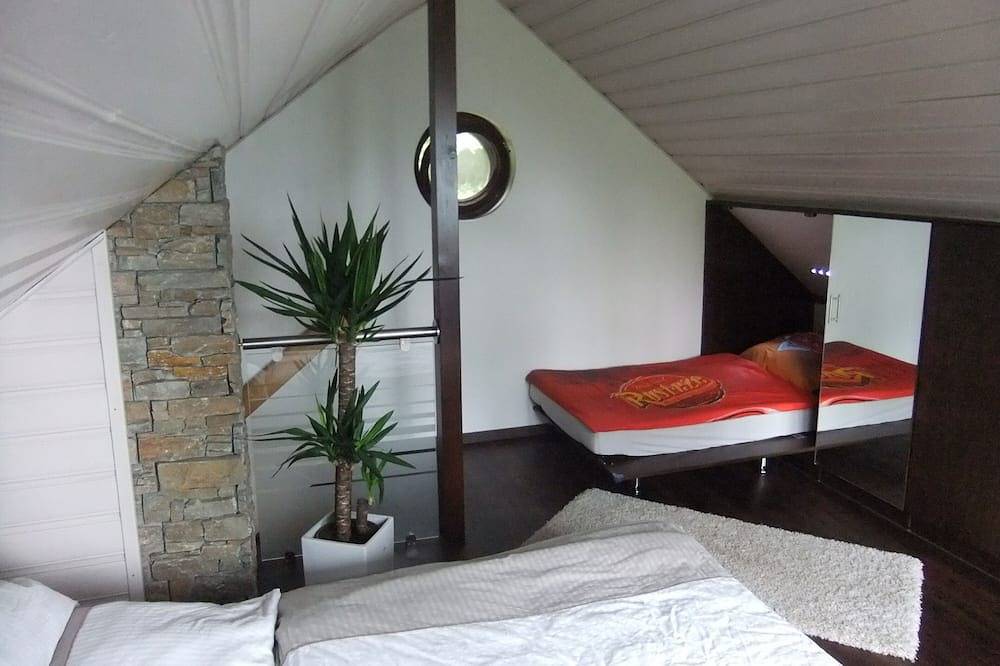 Ferienhaus mit traumhaftem Ausblick in ruhiger Lage und Pool, direkt am Waldrand in Sonneberg, Frankenwald