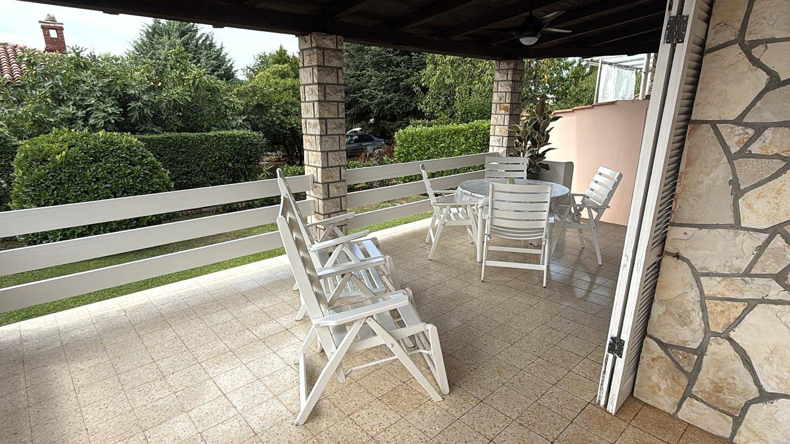 Schönes Ferienhaus mit Terrasse und Gartenblick in Karigador, Umag und Umgebung