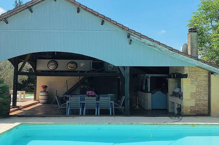 Location de vacances pour 12 personnes, avec terrasse ainsi que jacuzzi et jardin à Lamonzie-Saint-Martin
