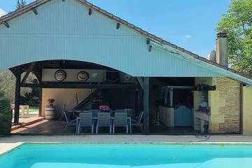 Gîte pour 12 personnes, avec terrasse ainsi que jacuzzi et jardin à Lamonzie-Saint-Martin