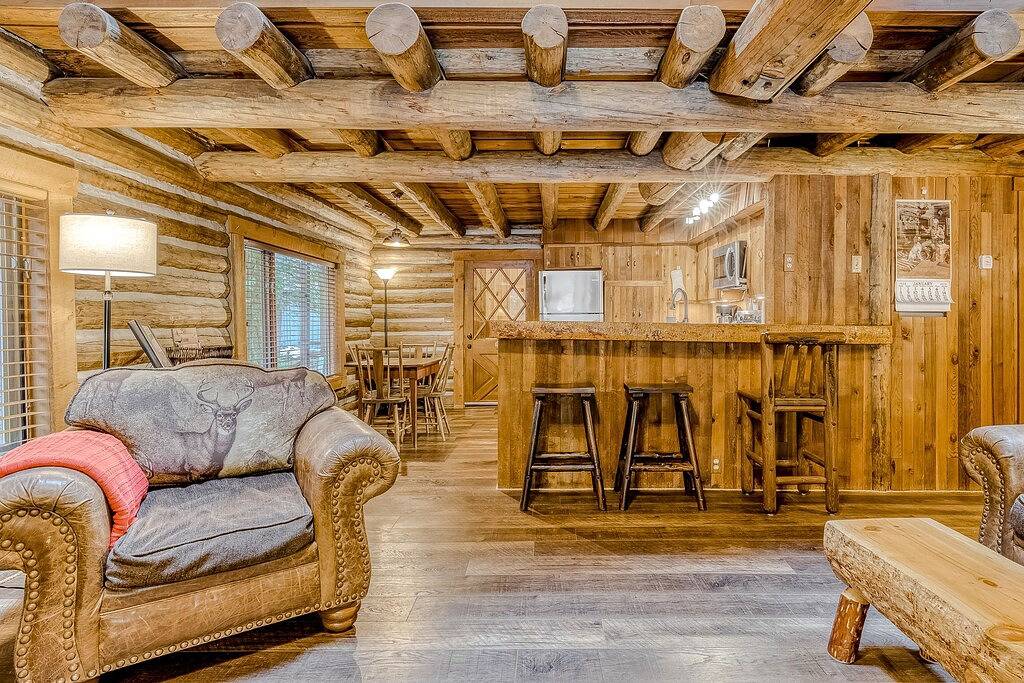 Cozy Cabin with Great Outdoor Space, Fireplace, & Free Wifi - Near Sandy River in Welches, Mount Hood