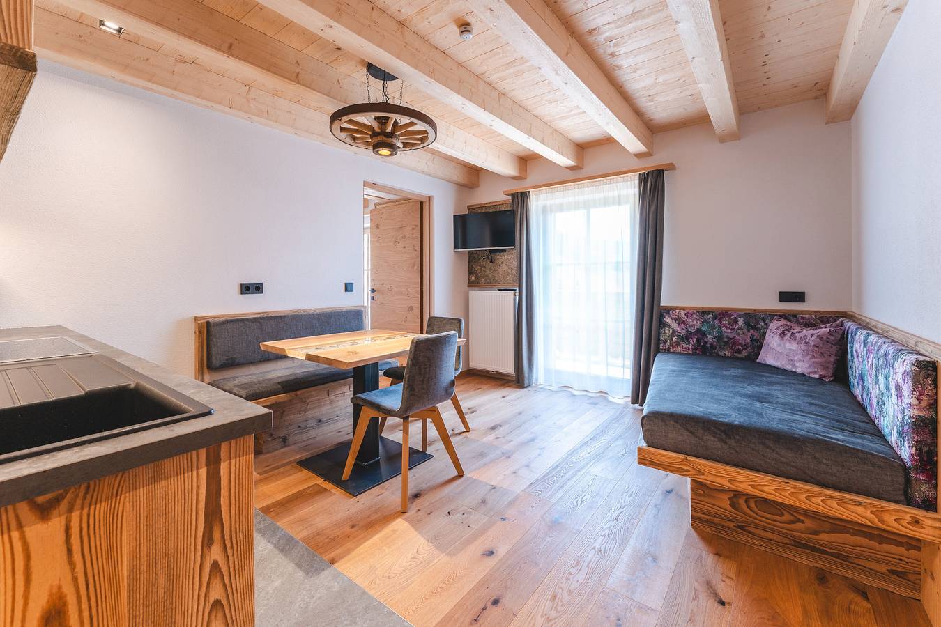 Ganze Wohnung, Ferienwohnung 'Wiese' mit Bergblick, privater Terrasse und Wi-Fi in Sexten, Südtirol