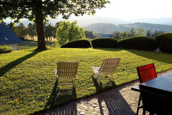 Location de vacances pour 4 personnes, avec terrasse et jardin à Montcel