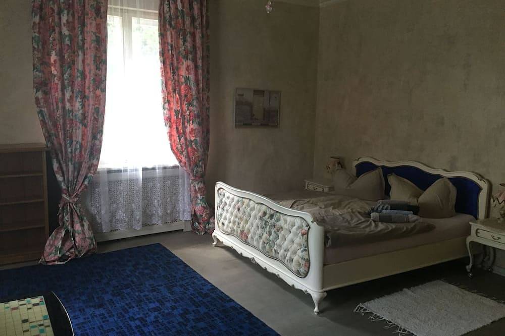 Ah, Villa West in grüner Berliner  Innenstadt,  wartet zeitweise auf liebe Gäste in Westend Berlin, Berlin