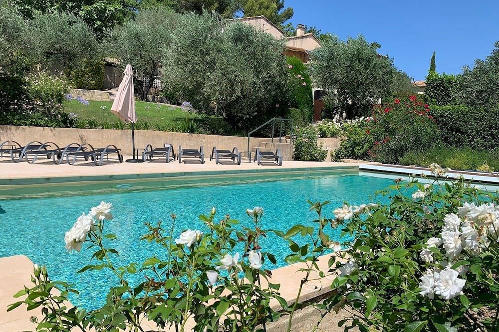 Self-catered villa with private pool in a flowery garden with trees in Vaison-la-Romaine, Parc naturel régional du Mont-Ventoux