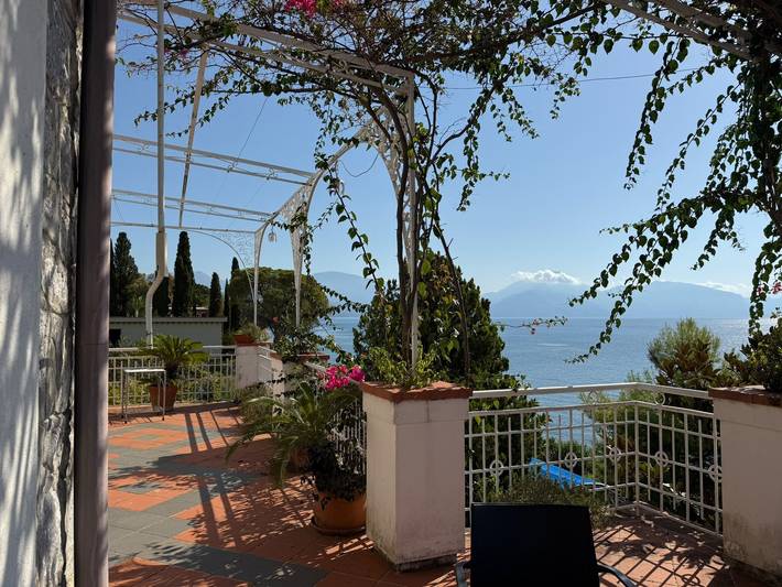 Appartement entier, Villa la « Scogliera dei Gabbiani » avec vue mer, piscine partagée et Wi-Fi in Scario, San Giovanni a Piro