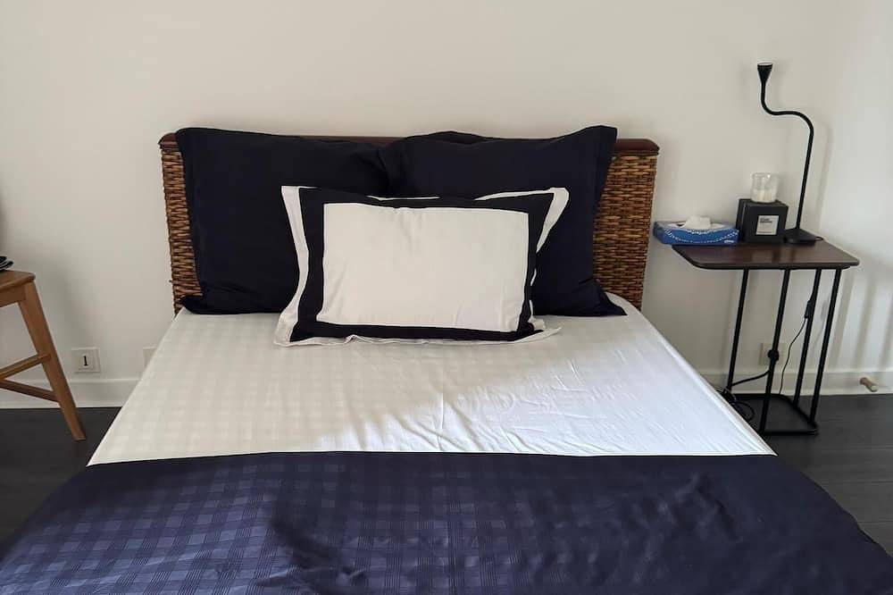 Entire apartment, Spacious77 M² 3-room apartment with balcony overlooking inner garden in Issy-les-Moulineaux, Hauts-de-Seine