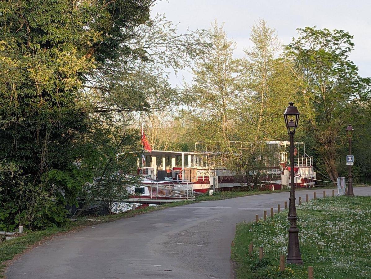Péniche Ino Lefkothea Ii chambre d'hôtes in Dole, Jura
