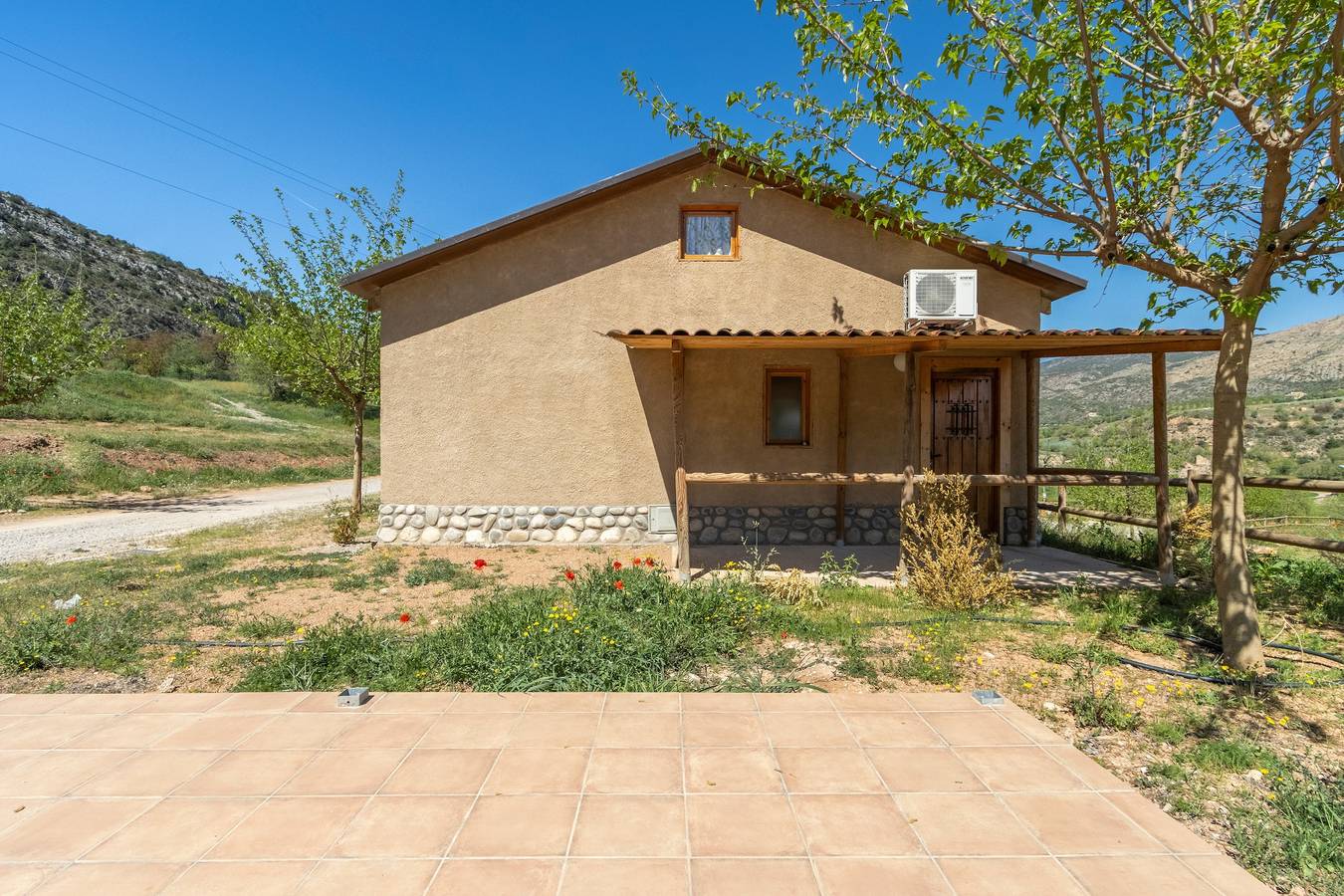Caravana 'Bungalow 3' con vistas a la montaña, Wi-Fi y aire acondicionado in Alós de Balaguer, Noguera