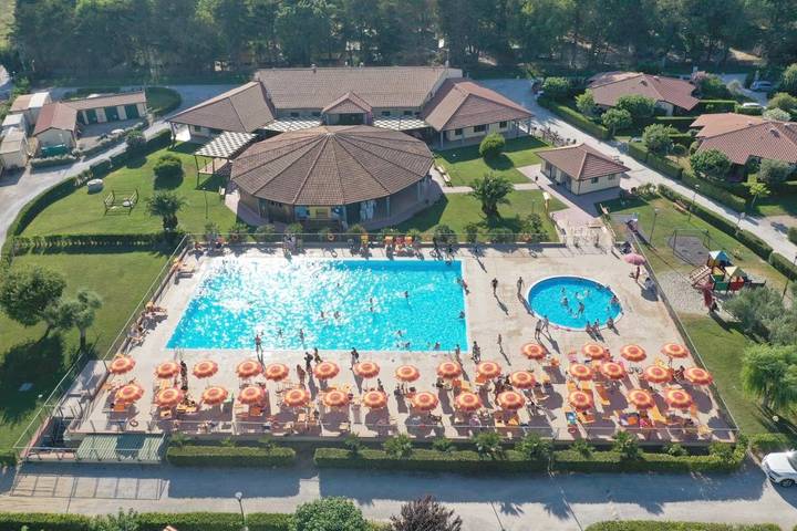 Camping per 4 persone, con Terrazza e Giardino nonché Piscina a Piombino