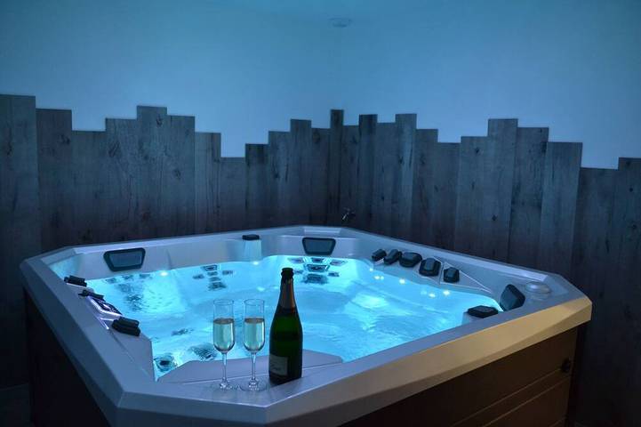 Location de vacances pour 4 personnes, avec Jacuzzi ainsi que Terrasse et Jardin à Baguer-Pican