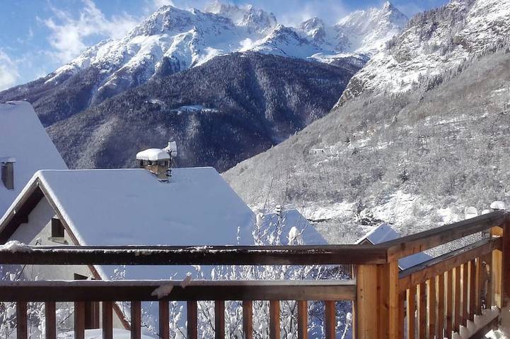 Chalet voor 11 personen, met balkon en tuin in Oz