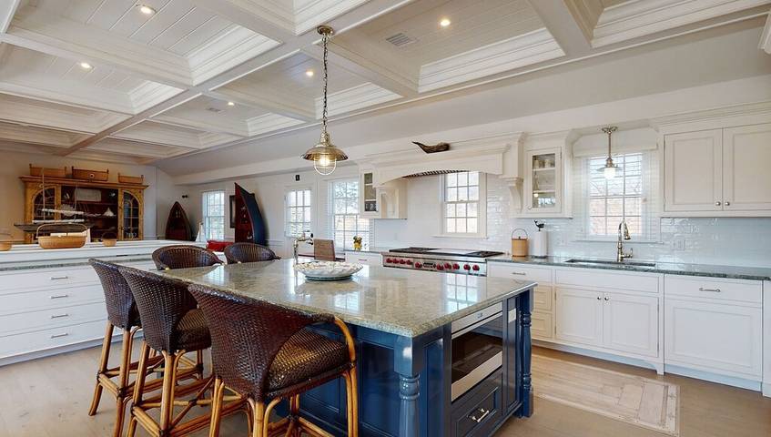 Vacation house for 11 people, with yard, with pets in Massachusetts