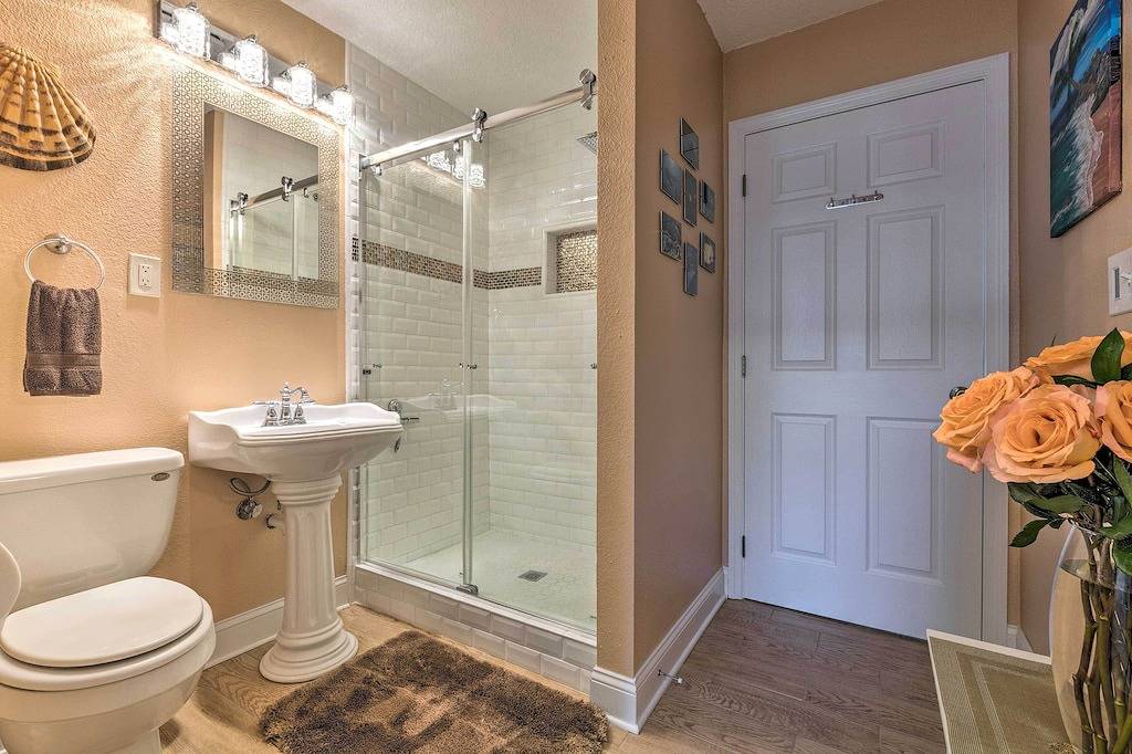 Neu! Buntes Haus am Kanal mit Bootsanlegestelle und Garten! in Homosassa, Citrus County