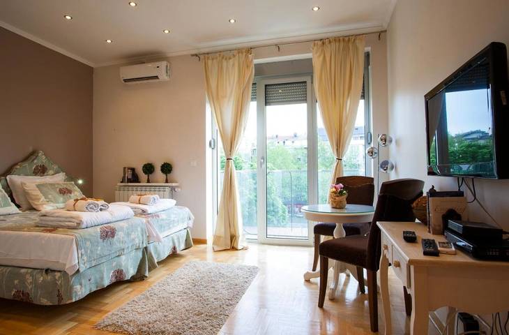 Apartamento para 2 personas, con terraza y vistas, Se admiten mascotas en Belgrado