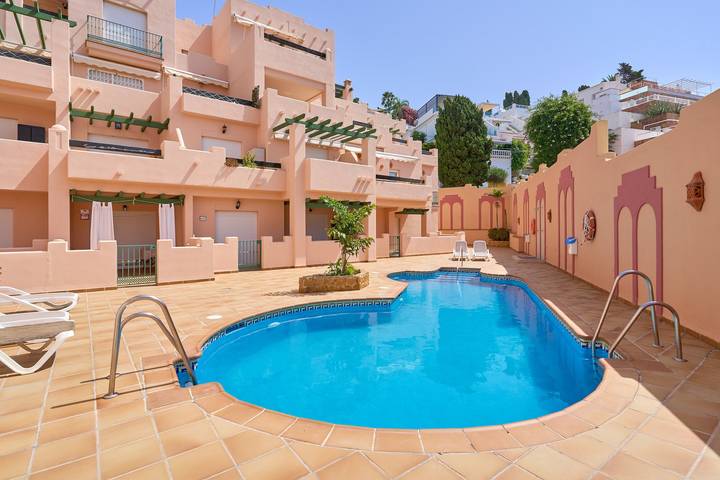 Ganze Wohnung, Ferienwohnung 'Ibn Sadi' mit Gemeinschaftspool, Wi-Fi und Klimaanlage in Playa de Burriana, Nerja