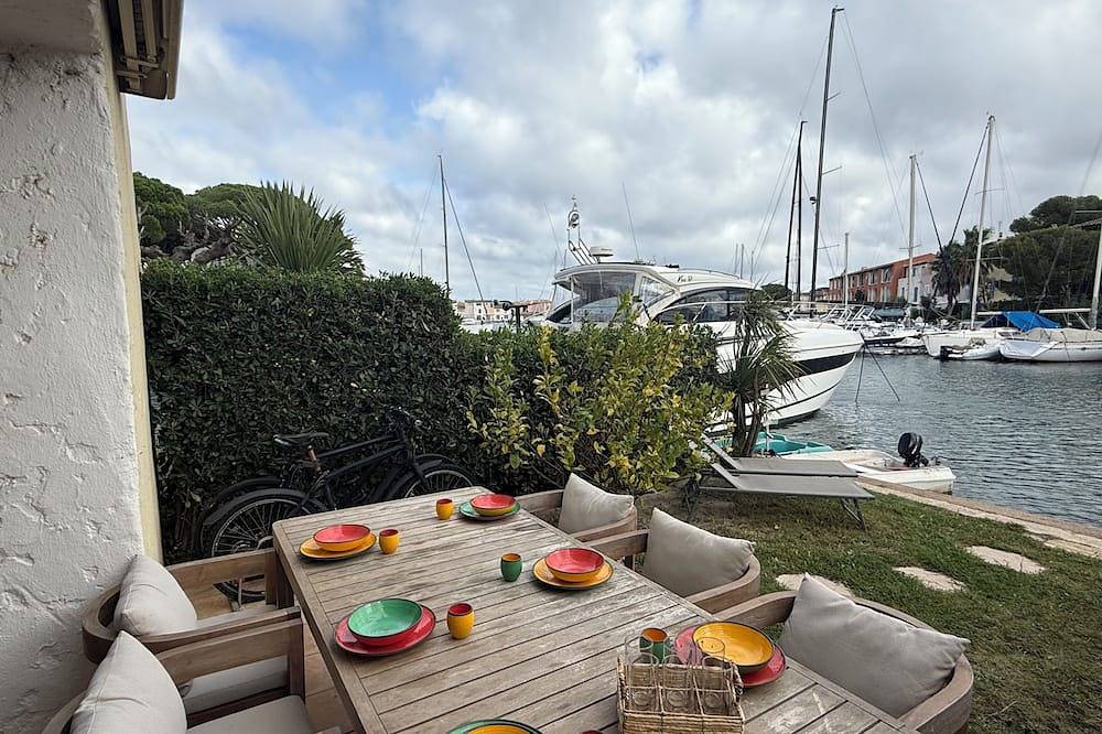 Gelijkvloersappartement, topligging te Port Grimaud Ruime tuin en aanmeerplaats. in Port Grimaud, Grimaud
