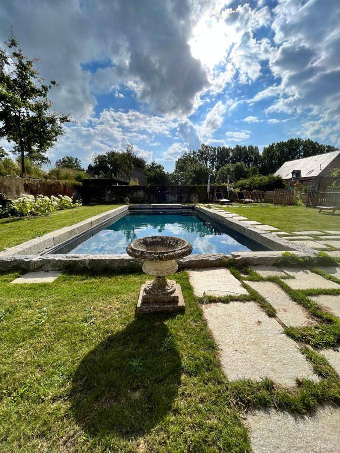 Chambre d’hôte pour 3 personnes, avec piscine ainsi que jacuzzi et jardin