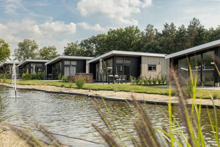 Vakantiepark voor 4 personen, with Terras and Whirlpool as well as Tuin and Zwembad in de Achterhoek