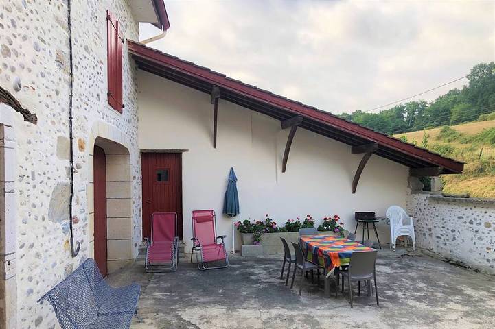 Gîte pour 6 personnes, avec jardin et terrasse, animaux acceptés à Castagnède
