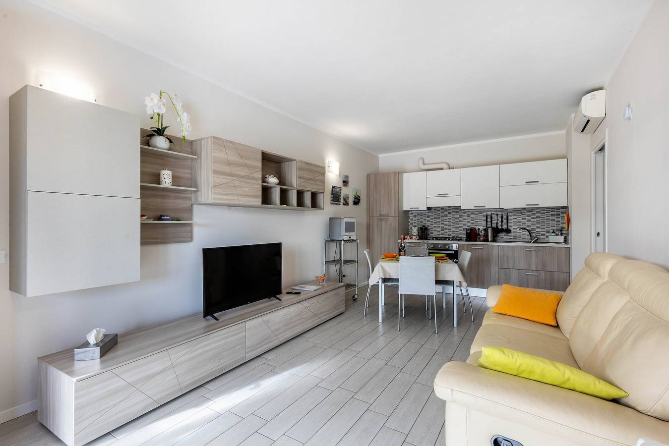 Appartamento intero, Appartamento 'Delizioso Residence Vista Lago' con vista lago, Wi-Fi e aria condizionata in Rivoltella del Garda, Desenzano del Garda