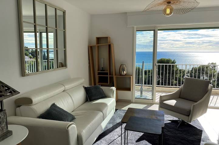 Entire apartment, T2 Bandol panoramic sea view - private parking - 2 people maximum in Bandol, Mediterranean Coast (France)