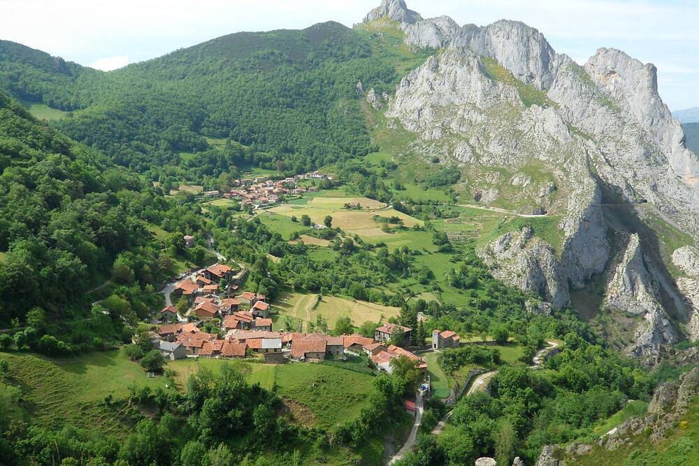 Casa Peña Prieta - V.R. El Canton in Vega de Liébana, Cordillera Cantábrica