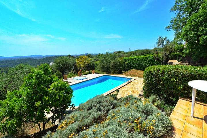 Villa pour 7 personnes, avec Terrasse et Jardin ainsi que Piscine et Vue sur le lac