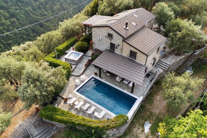 Ferienhaus für 8 Personen, mit Whirlpool und Garten sowie Sauna in Avegno