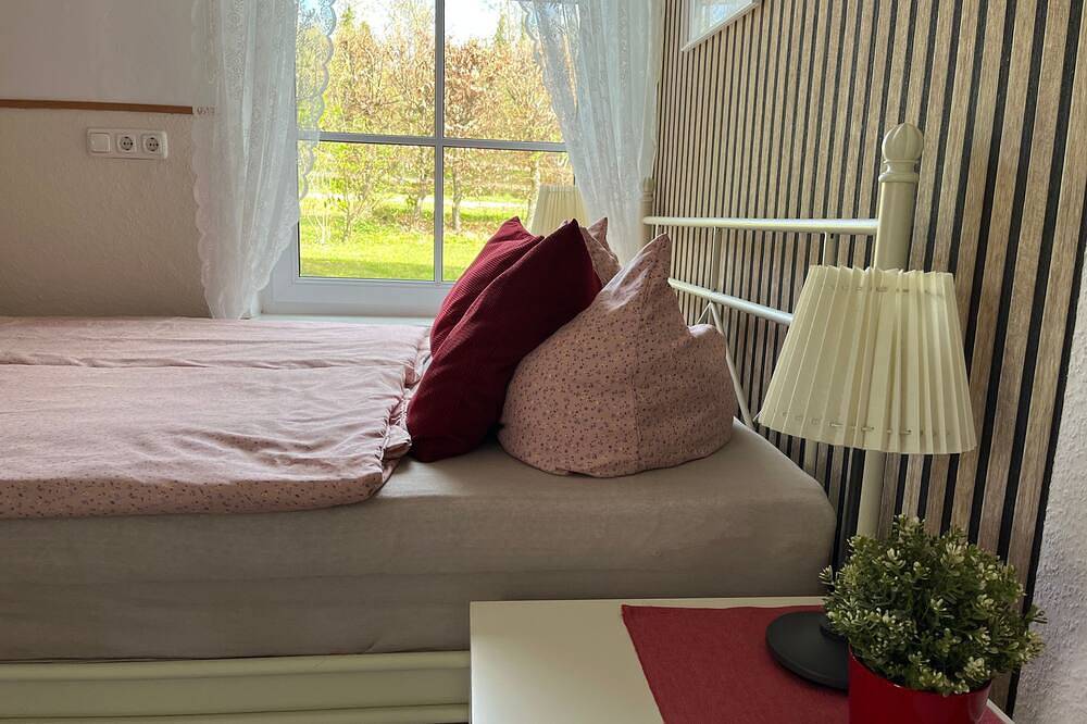 Ganze Wohnung, Fewo Eg im roten Haus am Ostsee Radweg Ovs 103 - 1-Raum-Ferienwohnung (2 Pers.) in Blowatz, Neuburg