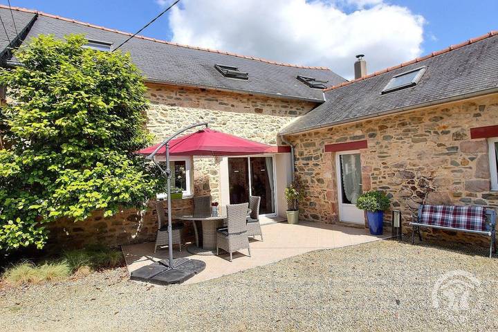 Gîte pour 4 personnes, avec terrasse et jardin à Saint-Clet