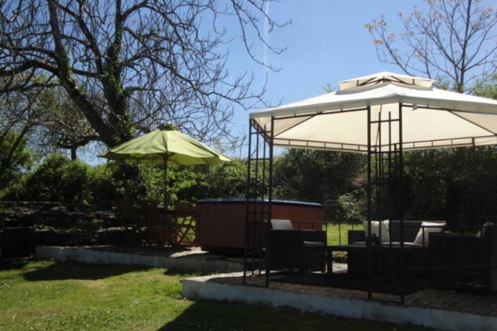 Le Revendeur charming cottage with private hottub! in Bars, Périgord Noir