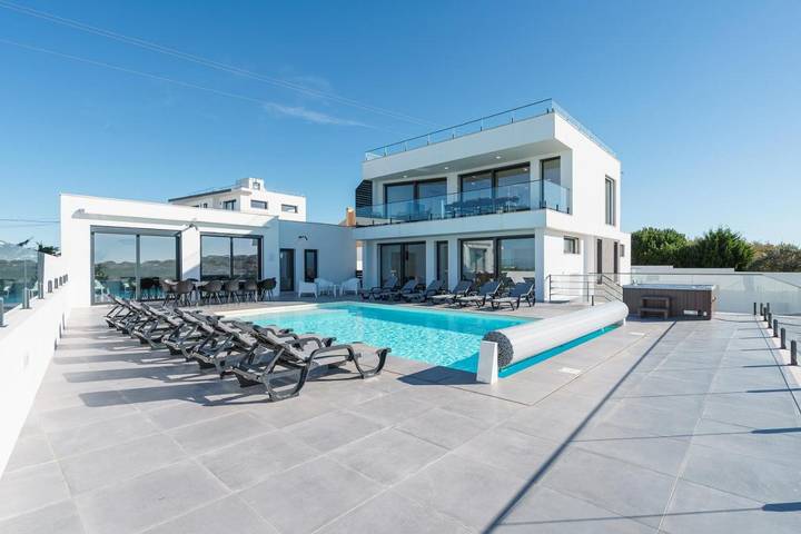Ferienhaus für 12 Personen, mit Balkon und Whirlpool sowie Terrasse und Garten