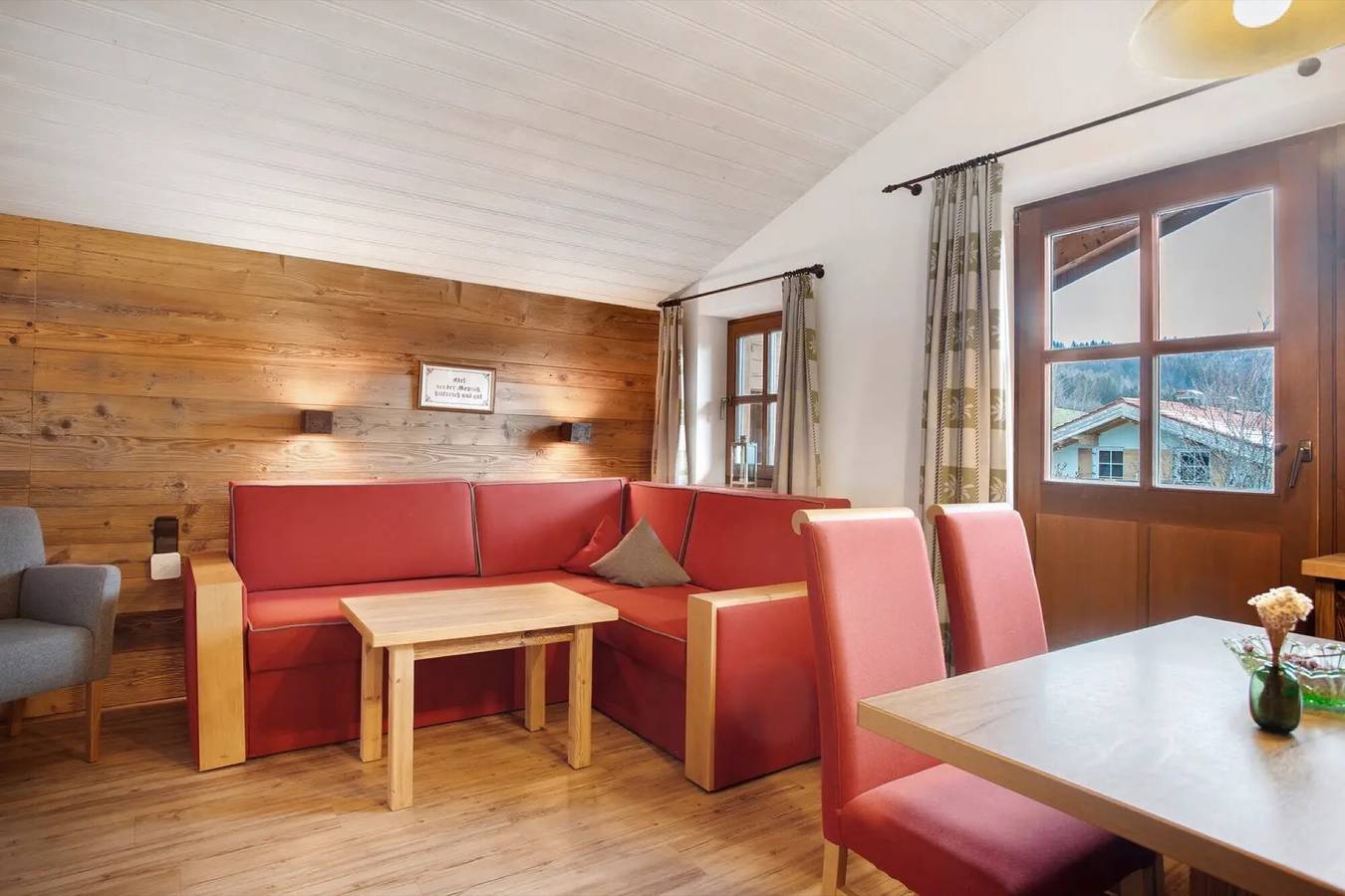 Entire apartment, Apartment 'Panorama - Apartment 6' with Mountain View, Private Balcony & Shared Sauna in Reit im Winkl, Bavarian Alps