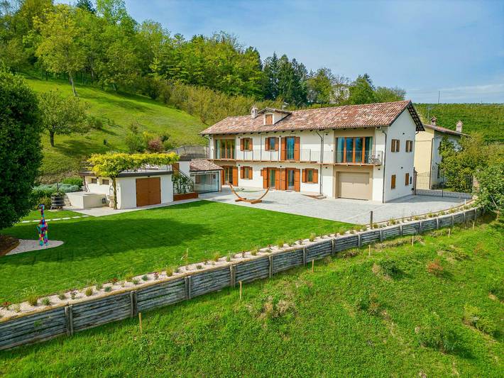 Cascina moderna con jacuzzi tra i vigneti in Alba, Langhe