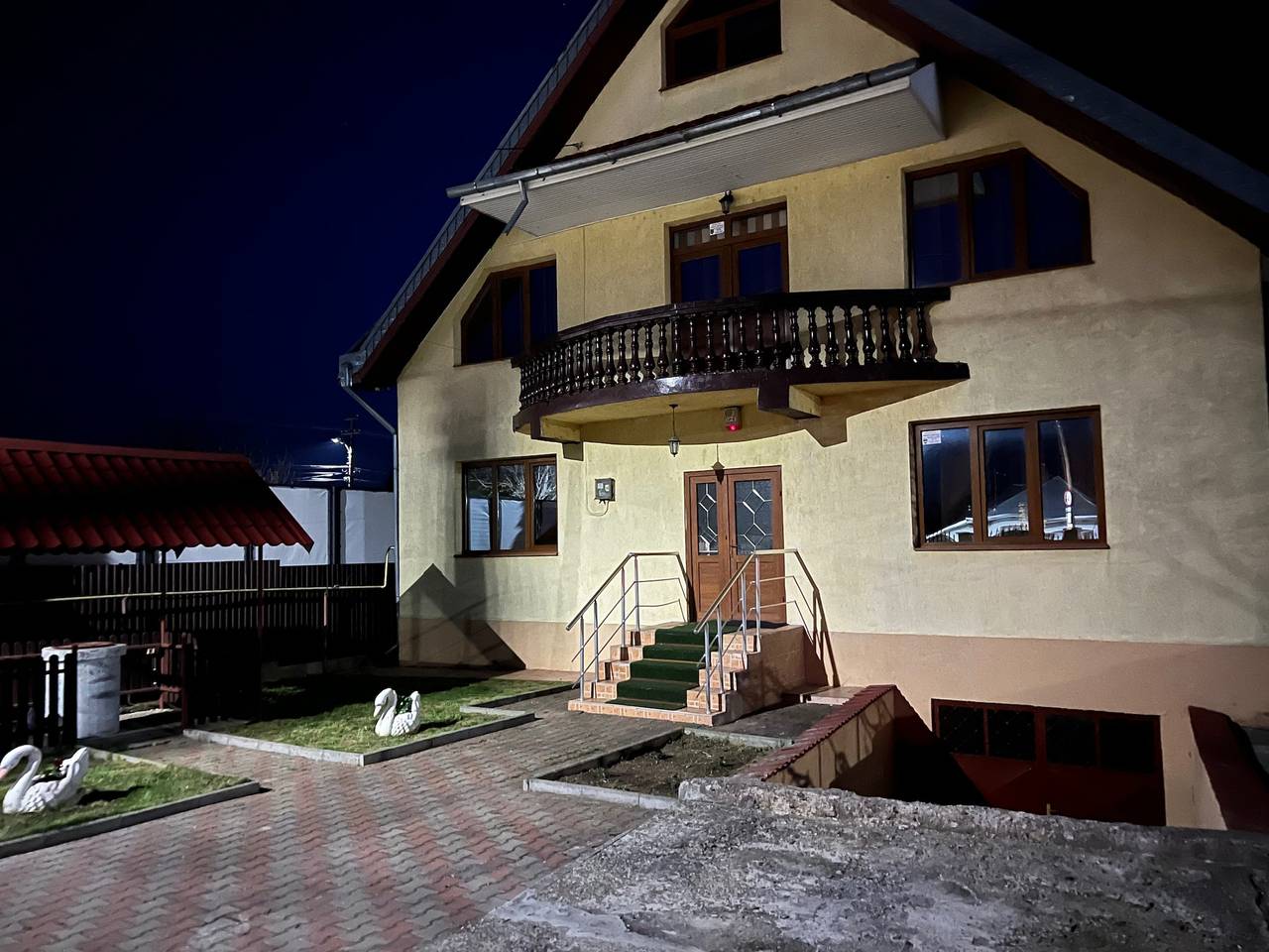 Roman Villa, Sleeps 8 with Parking and Garden in Neamț