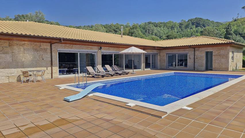 Casa de férias para 8 pessoas, com jardim e terraço em Terras de Bouro