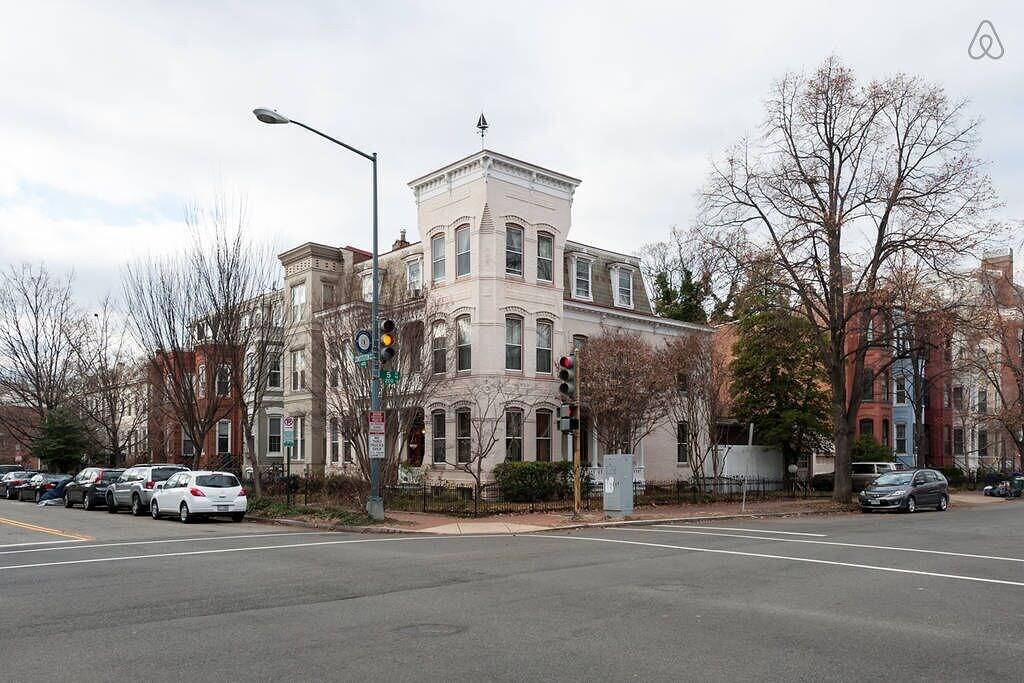 Ganze Wohnung, Sonniges, großes, voll möbliertes Apartment mit kostenlosem Parkplatz in Capitol Hill, Washington D.C.